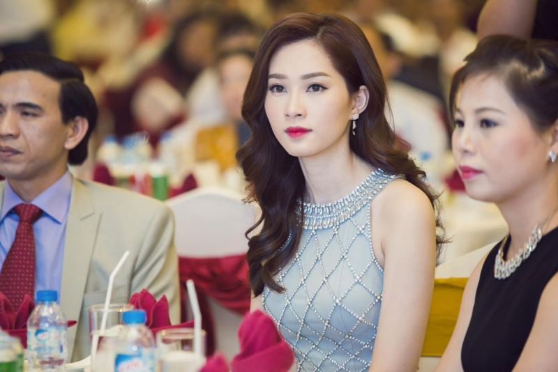 Thu Thảo cứ đẹp hơn hoa thế này thì